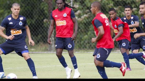 Imagem Cruzeiro promove estreia de Uelliton e espera por Arthur Maia