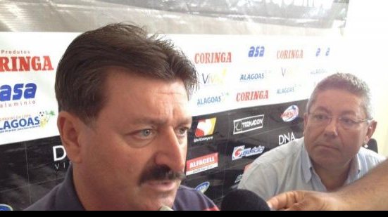 Imagem Leandro Campos relacionou 19 jogadores para jogo com o Vitória