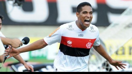 Imagem Meia ex-Vitória renova com o Flamengo até 2014