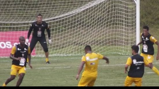 Imagem Caio Júnior observa atividade técnica e relaciona novatos