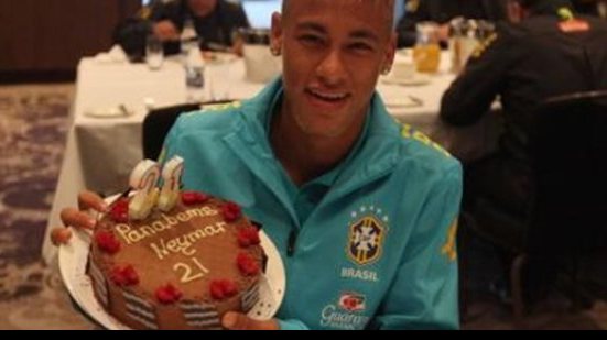 Imagem Neymar completa 21 anos e ganha bolo na Seleção Brasileira