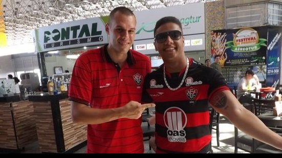 Imagem   Torcedores apoiam Vitória em aeroporto sergipano