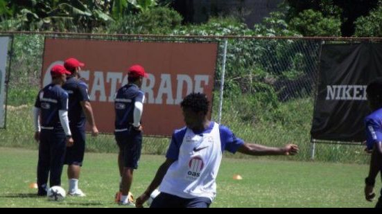 Imagem Com as presenças de Souza e Adriano, Bahia treina com bola