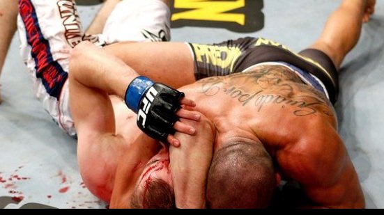 Imagem Brasileiro mantém cinturão interino dos galos no UFC