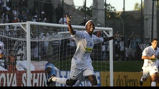 Imagem Atacante com passagens pela dupla Ba-Vi se contunde após fazer gol  