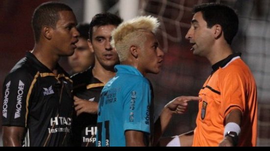 Imagem Neymar é ironizado e ainda pode ser punido por expulsão