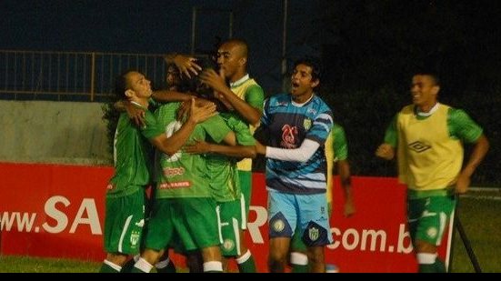 Imagem Volante do Conquista comemora goleada e liderança do Baiano