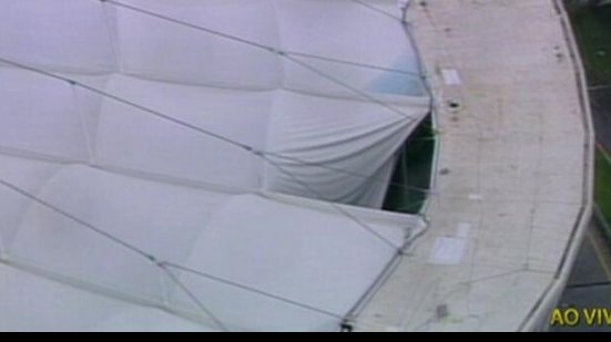 Imagem Parte da cobertura da Fonte Nova cede com a chuva