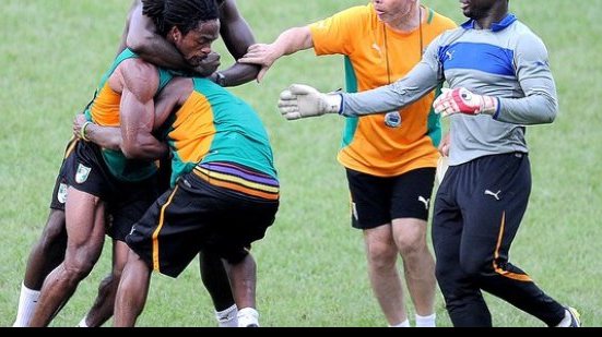 Imagem Jogadores de Costa do Marfim se agridem em treinamento. Veja fotos