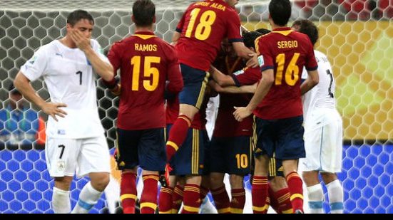 Imagem Espanha leva susto no fim, mas vence o Uruguai em Recife