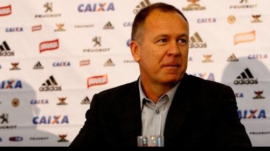 Imagem Mano Menezes é apresentado no Flamengo e promete reforços