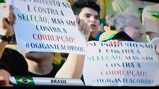 Imagem Torcedores protestam dentro do Castelão