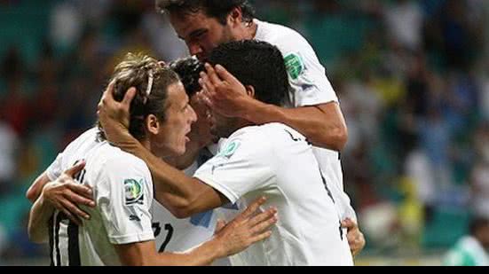 Imagem Uruguai vence a Nigéria na Fonte Nova e fica perto da vaga