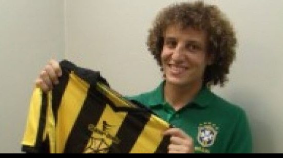 Imagem  David Luiz recebe camisa do Ypiranga durante passagem em Salvador