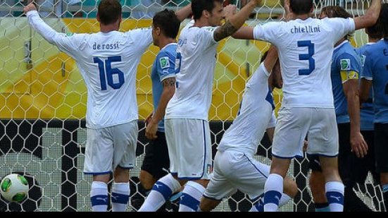 Imagem Com Buffon decisivo nos pênaltis, Itália bate Uruguai e é terceiro lugar