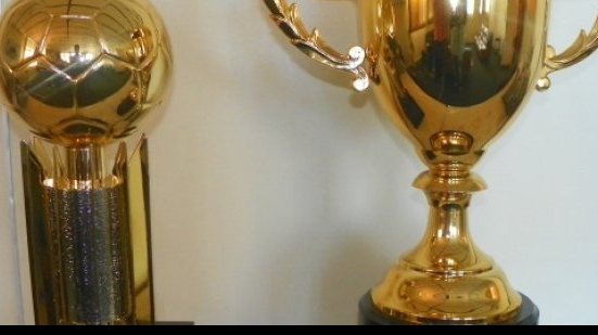 Imagem FBF homenageia ex-volante da dupla BAVI em troféu