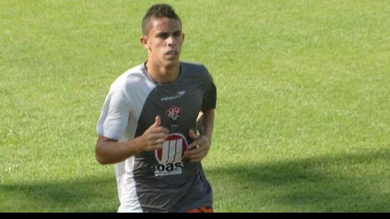 Imagem Vitória deve anunciar venda de zagueiro nas próximas horas