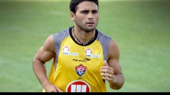 Imagem Maxi sente coxa em treinamento do Vitória