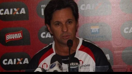 Imagem Caio Jr vai escalar time em função do Cruzeiro