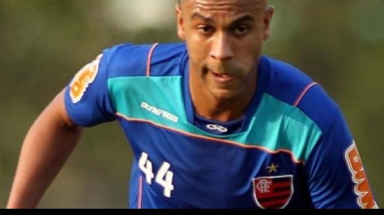 Imagem Após deixar o Flamengo, ex-zagueiro do Vitória acerta com o Boa