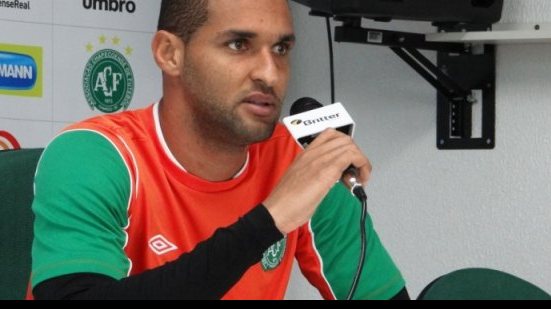 Imagem Zagueiro da Chapecoense deve desembarcar no Vitória