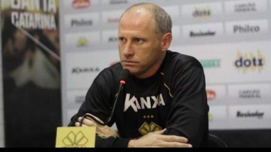Imagem Adversário do Vitória confirma treinador até o final do 1º turno