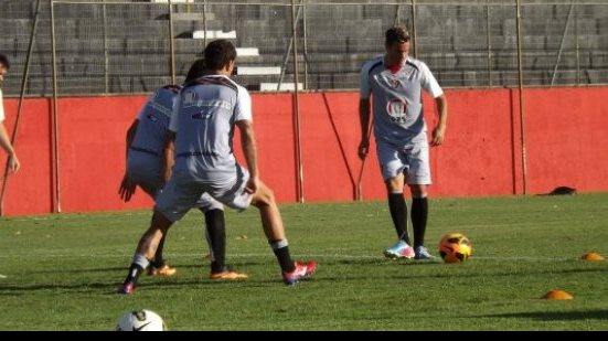 Imagem Com auxiliar de Ney Franco, Vitória treina e é relacionado para enfrentar o Fla