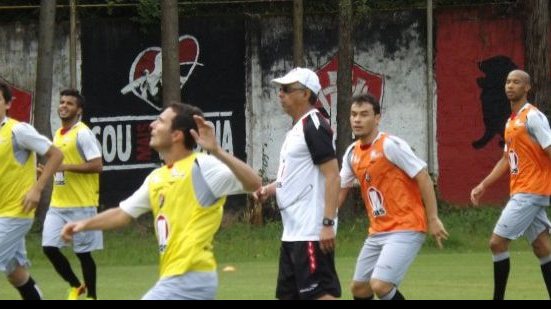 Imagem  Sob o comando do auxiliar, Vitória encerra preparação para jogo contra o Fla