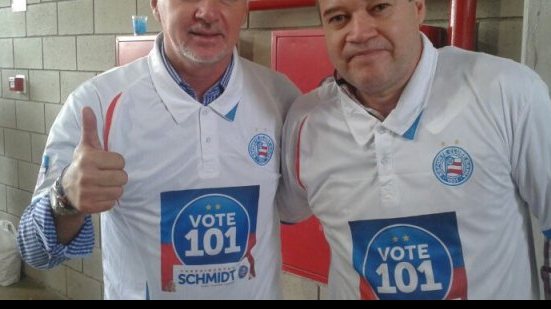 Imagem Bobô chega na Arena. &quot;Felicidade de votar para escolher o presidente&quot;