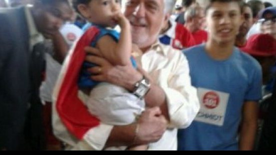 Imagem Com torcedor mirim no colo, Wagner vota na Arena. &quot;Momento especial&quot;