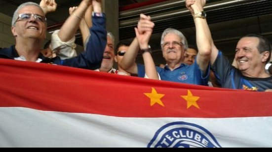 Imagem Com hino do Bahia ecoando na Arena, Wagner e candidatos comemoram dia histórico