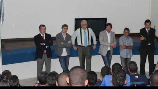 Imagem Schmidt se reúne com atletas no Fazendão pela primeira vez