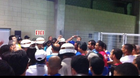 Imagem Torcedores do Bahia protestam contra isolamento de acesso na Arena