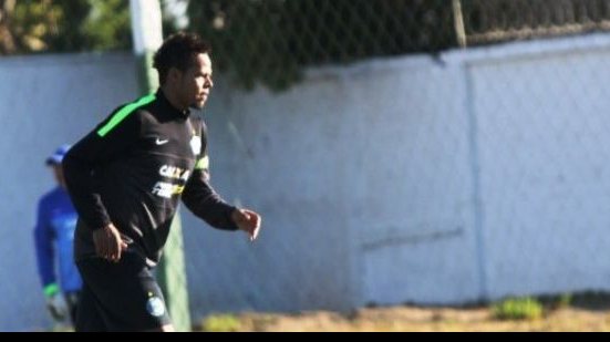 Imagem Atacante do Coxa se machuca em treino e não enfrenta o Bahia