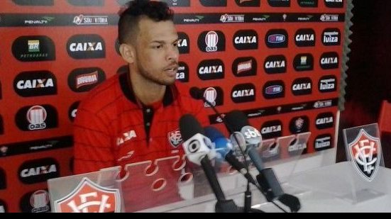 Imagem Luiz Alberto comemora retorno ao time e volta de Escudero