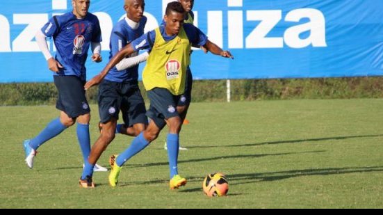 Imagem Com jovem lateral da base, Bahia treina de olho no Inter