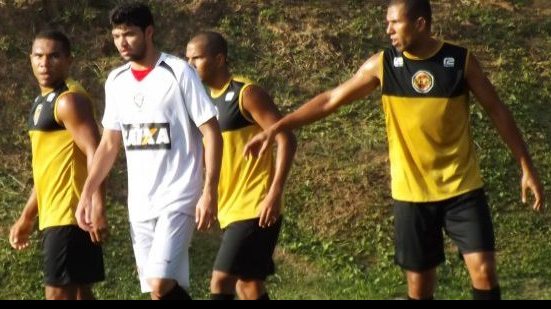 Imagem Ney Franco observa reservas em jogo-treino