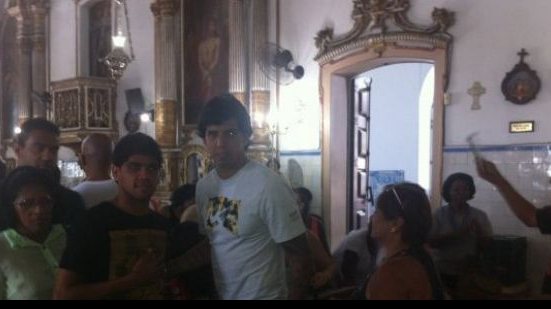 Imagem Jogadores do Vitória pedem proteção na Igreja do Bonfim