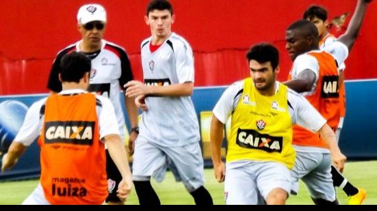 Imagem Sem Ney Franco, Vitória treina antes de viajar para Curitiba
