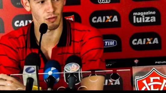 Imagem Sem ritmo de jogo, Luiz Gustavo diz estar pronto para estrear