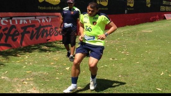Imagem Ex-atacante do Vitória já treina no Sport