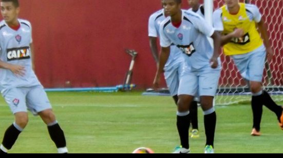 Imagem Com Cáceres em campo, Vitória treina e divulga relacionados