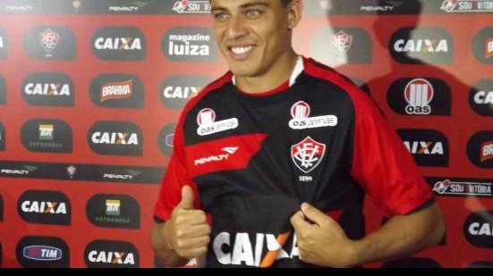 Imagem Ayrton garante o Vitória na briga pela Libertadores
