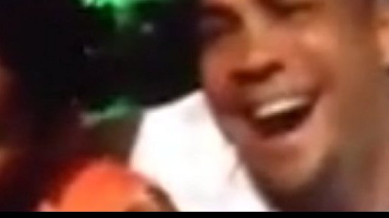 Imagem Vídeo: Souza esquece o futebol e cai no pagode