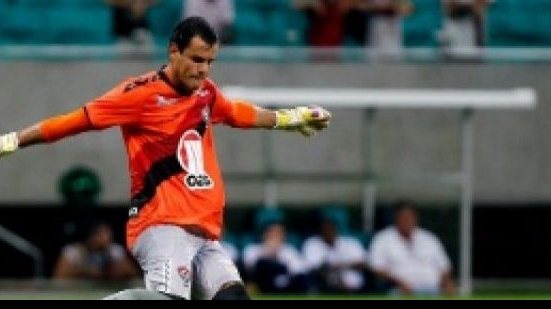 Imagem Jogadores do Vitória reclamam de terceiro gol do São Paulo