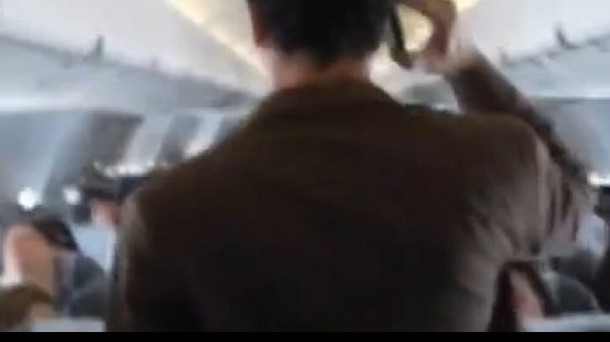 Imagem Vídeo: torcedor do Bahia tira sarro de jogadores do Vitória dentro de avião
