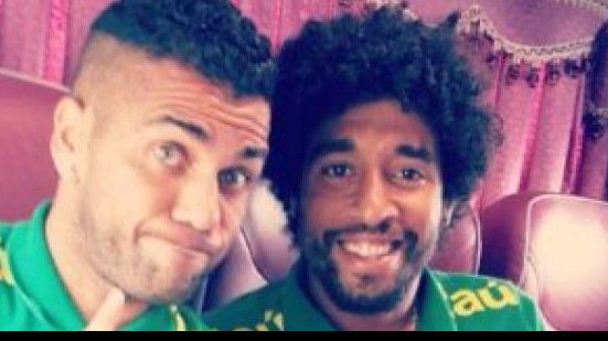 Imagem Daniel Alves e Dante comemoram triunfo do Bahia no BaVi