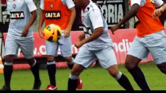Imagem Sob chuva, Vitória treina para duelo com o Coritiba