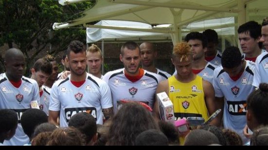 Imagem  Jogadores do Vitória recebem visita de crianças em treino