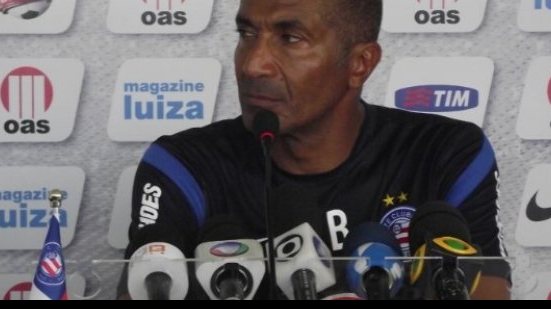 Imagem Com Mádson suspenso, Cristóvão tem dúvida na lateral-direita